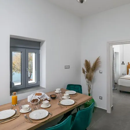 Almyra House * Adámas