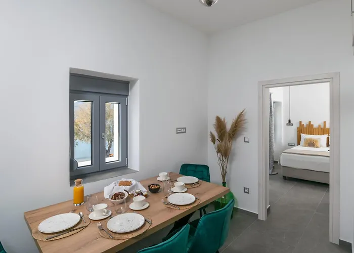 Almyra House * Adamantas